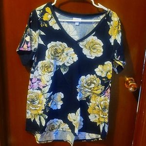 LulaRoe vneck Tshirt size L